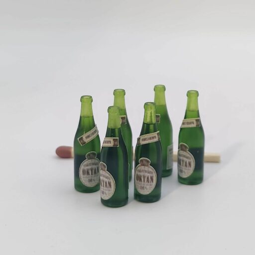 Miniature ølflasker i grøn klar resin med Oktan-øl-etiketter og sølvfarvede kapsler i skala 1/9