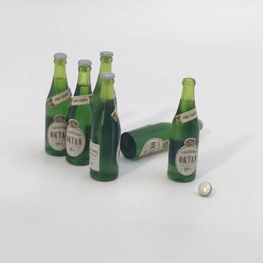 Miniature ølflasker i grøn klar resin med Oktan-øl-etiketter og sølvfarvede kapsler i skala 1/9
